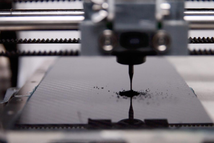 Cos’&egrave; la fibra di carbonio CNC e perch&eacute; sta rivoluzionando la produzione moderna?